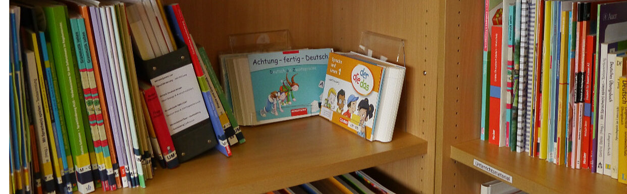 Verschiedene sprachsensible Lehrwerke und DaZ/DaF-Materialien stehen im Deutsch-Treff zur Ausleihe bereit.